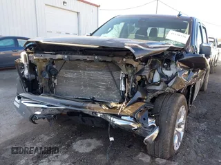 2021 GMC Sierra 1500 SLT z VIN 3GTU9DED9MG176881, wystawiony jako IAAI lot #41140356 z przebiegiem 21 553 mil mil oraz . Historia ofert i sprzedaży dostępna na DreamBid. Obrazek 6.
