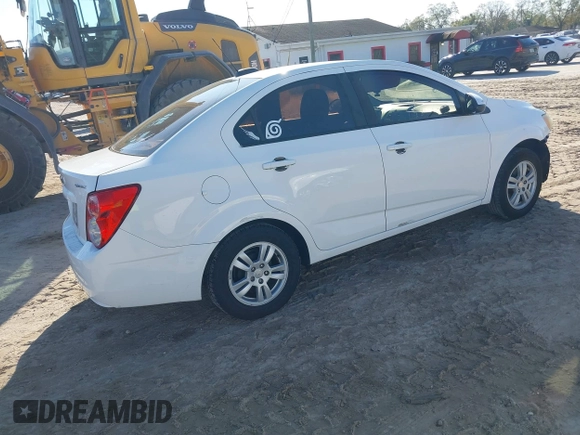 2016 Chevrolet Sonic LS z VIN 1G1JA5SH9G4153814, wystawiony jako IAAI lot #41652173 z przebiegiem 75 161 mil mil oraz . Historia ofert i sprzedaży dostępna na DreamBid. Obrazek 4.