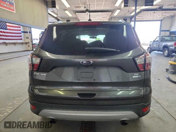 2018 Ford Escape SE z VIN 1FMCU9GD0JUC61682, wystawiony jako Copart lot #59105625 z przebiegiem 85 146 mil mil oraz Czysty tytuł • Clean title. Historia ofert i sprzedaży dostępna na DreamBid. Obrazek 6.