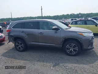 2018 Toyota Highlander LE z VIN 5TDBZRFH3JS841728, wystawiony jako IAAI lot #42424705 z przebiegiem 93 473 mil mil oraz . Historia ofert i sprzedaży dostępna na DreamBid. Obrazek 13.