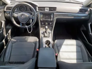 2017 Volkswagen Passat SE z VIN 1VWGT7A35HC074710, wystawiony jako Copart lot #57789935 z przebiegiem 117 351 mil mil oraz Szkoda całkowita • Salvage title. Historia ofert i sprzedaży dostępna na DreamBid. Obrazek 8.