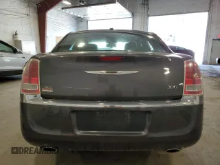 2014 Chrysler 300 z VIN 2C3CCARG2EH128807, wystawiony jako Copart lot #53932515 z przebiegiem 420 915 mil mil oraz Szkoda całkowita • Salvage title. Historia ofert i sprzedaży dostępna na DreamBid. Obrazek 6.