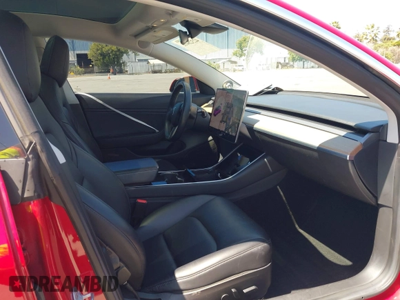 2018 Tesla Model 3 Long Range Battery z VIN 5YJ3E1EAXJF048839, wystawiony jako IAAI lot #42328412 z przebiegiem 83 083 mil mil oraz . Historia ofert i sprzedaży dostępna na DreamBid. Obrazek 5.
