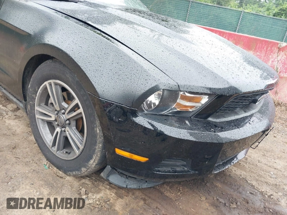 2011 Ford Mustang V6 z VIN 1ZVBP8EM7B5139351, wystawiony jako IAAI lot #42471805 z przebiegiem 80 513 mil mil oraz . Historia ofert i sprzedaży dostępna na DreamBid. Obrazek 18.