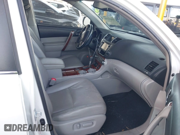 2013 Toyota Highlander Limited z VIN JTEDC3EH1D2012964, wystawiony jako IAAI lot #41666516 z przebiegiem 231 737 mil mil oraz . Historia ofert i sprzedaży dostępna na DreamBid. Obrazek 5.