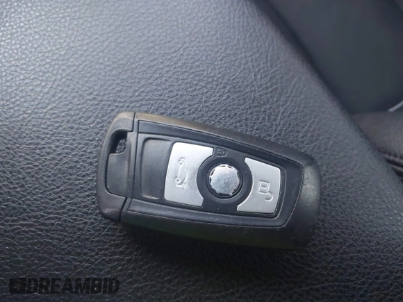2015 BMW 3 Series 320i xDrive с VIN WBA3C3G55FNS75282, выставлен на аукционе IAAI как лот 41336850 с пробегом 120 856 миль миль и . История ставок и продаж доступна на DreamBid. Изображение 11.