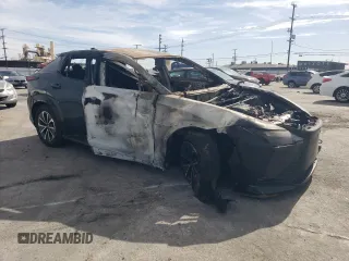 2024 Lexus RZ 300e Premium z VIN JTJABABB0RA004671, wystawiony jako Copart lot #57287935 z przebiegiem Nie podano mil oraz Nie do naprawy • Non repairable. Historia ofert i sprzedaży dostępna na DreamBid. Obrazek 4.