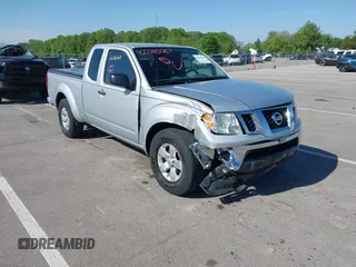 2011 Nissan Frontier S z VIN 1N6BD0CTXBC450076, wystawiony jako IAAI lot #42280269 z przebiegiem 177 472 mil mil oraz . Historia ofert i sprzedaży dostępna na DreamBid. Obrazek 1.