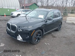 2025 BMW X7 xDrive40i z VIN 5UX23EM01S9Y67220, wystawiony jako IAAI lot #41722504 z przebiegiem 7 522 mil mil oraz . Historia ofert i sprzedaży dostępna na DreamBid. Obrazek 17.