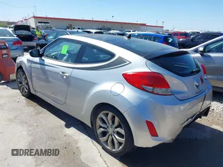 2013 Hyundai Veloster w/Black Int z VIN KMHTC6AD3DU092305, wystawiony jako IAAI lot #41721717 z przebiegiem 158 534 mil mil oraz . Historia ofert i sprzedaży dostępna na DreamBid. Obrazek 3.