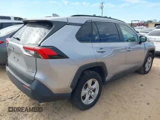 2021 Toyota RAV4 Hybrid LE z VIN JTMLWRFV8MD129136, wystawiony jako IAAI lot #41644636 z przebiegiem 82 253 mil mil oraz . Historia ofert i sprzedaży dostępna na DreamBid. Obrazek 4.