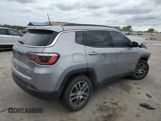 2019 Jeep Compass Latitude z VIN 3C4NJCBB5KT833253, wystawiony jako Copart lot #55097005 z przebiegiem 42 813 mil mil oraz Szkoda całkowita • Salvage title. Historia ofert i sprzedaży dostępna na DreamBid. Obrazek 3.