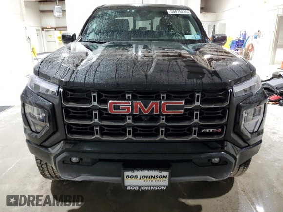 2024 GMC Canyon 4WD AT4 z VIN 1GTP6DEK8R1253511, wystawiony jako Copart lot #56475835 z przebiegiem 1912 mil mil oraz Szkody całkowita. Historia ofert i sprzedaży dostępna na DreamBid. Obrazek 5.