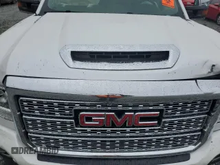 2019 GMC Sierra 2500HD Denali z VIN 1GT12SEY8KF150379, wystawiony jako Copart lot #80525704 z przebiegiem Nie podano mil oraz Szkoda całkowita • Salvage title. Historia ofert i sprzedaży dostępna na DreamBid. Obrazek 12.