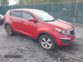 2013 Kia Sportage LX z VIN KNDPBCA2XD7498179, wystawiony jako IAAI lot #42171216 z przebiegiem 83 529 mil mil oraz . Historia ofert i sprzedaży dostępna na DreamBid. Obrazek 1.
