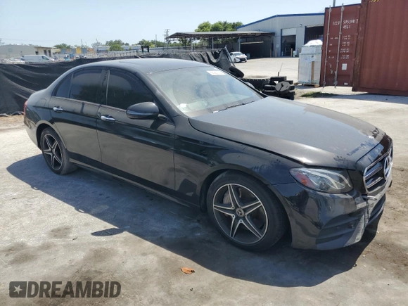 2019 Mercedes-Benz E 300 z VIN WDDZF4JB0KA562691, wystawiony jako Copart lot #56961235 z przebiegiem 84 666 mil mil oraz Nie do naprawy • Non repairable. Historia ofert i sprzedaży dostępna na DreamBid. Obrazek 4.