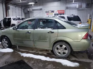 2007 Ford Focus S z VIN 1FAHP34N17W104080, wystawiony jako IAAI lot #41541274 z przebiegiem 106 938 mil mil oraz . Historia ofert i sprzedaży dostępna na DreamBid. Obrazek 14.