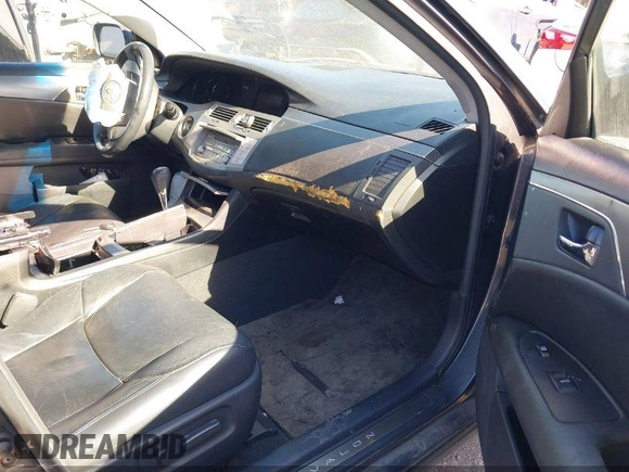 2008 Toyota Avalon XL z VIN 4T1BK36B48U318961, wystawiony jako IAAI lot #39317874 z przebiegiem 334 707 mil mil oraz . Historia ofert i sprzedaży dostępna na DreamBid. Obrazek 5.