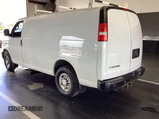 2017 Chevrolet Express Cargo z VIN 1GCWGAFF4H1300511, wystawiony jako IAAI lot #42802223 z przebiegiem 132 303 mil mil oraz . Historia ofert i sprzedaży dostępna na DreamBid. Obrazek 4.