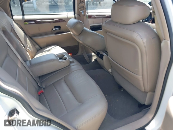 2002 Lincoln Town Car Signature z VIN 1LNHM82W72Y612350, wystawiony jako IAAI lot #42038177 z przebiegiem Nie podano mil oraz . Historia ofert i sprzedaży dostępna na DreamBid. Obrazek 8.