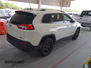 2016 Jeep Cherokee Latitude z VIN 1C4PJMCB5GW296303, wystawiony jako IAAI lot #42135490 z przebiegiem 136 503 mil mil oraz . Historia ofert i sprzedaży dostępna na DreamBid. Obrazek 4.