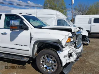 2015 GMC Sierra 2500HD Denali z VIN 1GT120E85FF641373, wystawiony jako IAAI lot #41791280 z przebiegiem 281 137 mil mil oraz . Historia ofert i sprzedaży dostępna na DreamBid. Obrazek 17.