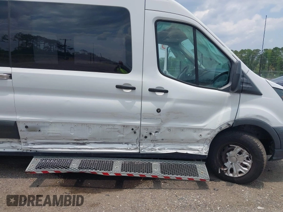 2017 Ford Transit z VIN 1FTYR2CM1HKB49066, wystawiony jako IAAI lot #42382169 z przebiegiem 42 150 mil mil oraz . Historia ofert i sprzedaży dostępna na DreamBid. Obrazek 6.