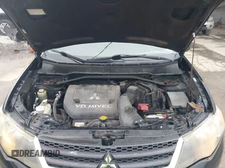2007 Mitsubishi Outlander LS z VIN JA4MT31X37Z011404, wystawiony jako IAAI lot #42002468 z przebiegiem 154 798 mil mil oraz . Historia ofert i sprzedaży dostępna na DreamBid. Obrazek 10.