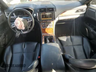 2018 Lincoln Continental Premiere z VIN 1LN6L9PK9J5603395, wystawiony jako Copart lot #49966105 z przebiegiem 60 931 mil mil oraz Szkoda całkowita • Salvage title. Historia ofert i sprzedaży dostępna na DreamBid. Obrazek 8.