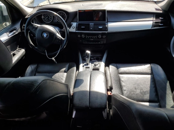 2013 BMW X5 xDrive35i z VIN 5UXZV4C50D0E05712, wystawiony jako Copart lot #57557575 z przebiegiem 118 243 mil mil oraz Szkoda całkowita • Salvage title. Historia ofert i sprzedaży dostępna na DreamBid. Obrazek 8.