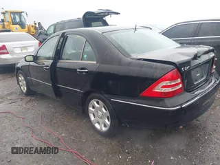 2005 Mercedes-Benz C 240 z VIN WDBRF81J25F610335, wystawiony jako IAAI lot #41537990 z przebiegiem 207 104 mil mil oraz . Historia ofert i sprzedaży dostępna na DreamBid. Obrazek 3.