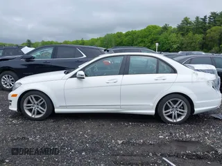 2014 Mercedes-Benz C 300 Sport z VIN WDDGF8AB4ER324282, wystawiony jako IAAI lot #42241383 z przebiegiem 91 912 mil mil oraz . Historia ofert i sprzedaży dostępna na DreamBid. Obrazek 14.