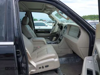 2008 Lincoln Navigator z VIN 5LMFU27538LJ21670, wystawiony jako IAAI lot #42279965 z przebiegiem 278 169 mil mil oraz . Historia ofert i sprzedaży dostępna na DreamBid. Obrazek 5.