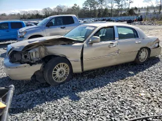 2007 Lincoln Town Car Signature Limited z VIN 1LNHM82V17Y620541, wystawiony jako Copart lot #43832974 z przebiegiem 230 989 mil mil oraz Szkoda całkowita • Salvage title. Historia ofert i sprzedaży dostępna na DreamBid. Obrazek 1.
