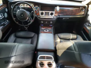 2015 Rolls-Royce Ghost z VIN SCA664S50FUX53383, wystawiony jako Copart lot #79297474 z przebiegiem 19 035 mil mil oraz Szkody całkowita. Historia ofert i sprzedaży dostępna na DreamBid. Obrazek 8.