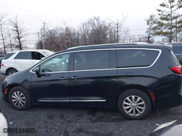 2019 Chrysler Pacifica Touring L with VIN 2C4RC1BG2KR526198, listed as a IAAI auction lot 41229993 with 46,639 mi miles. Bid and sale history available at carsss.com. Image 14.