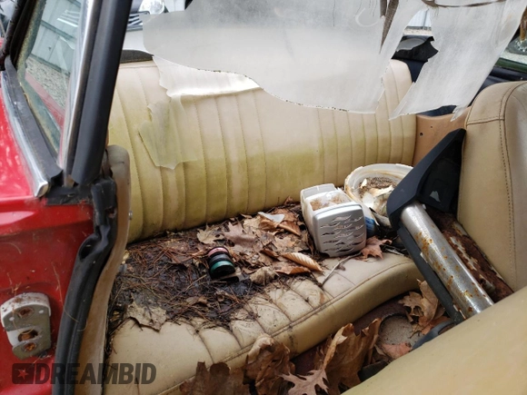 1977 FIAT 124 Spider z VIN 124CS10119615, wystawiony jako Copart lot #54527635 z przebiegiem 92 780 mil mil oraz Czysty tytuł • Clean title. Historia ofert i sprzedaży dostępna na DreamBid. Obrazek 10.