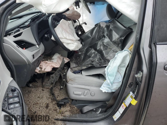 2018 Toyota Sienna LE z VIN 5TDJZ3DC6JS199103, wystawiony jako Copart lot #57821175 z przebiegiem Nie podano mil oraz Szkoda całkowita • Salvage title. Historia ofert i sprzedaży dostępna na DreamBid. Obrazek 7.