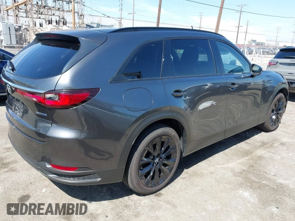 2025 Mazda CX-90 Premium Sport z VIN JM3KKCHAXS1206996, wystawiony jako IAAI lot #42086590 z przebiegiem 4 294 mil mil oraz . Historia ofert i sprzedaży dostępna na DreamBid. Obrazek 4.