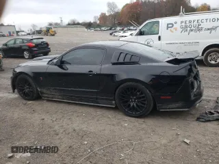 2013 Ford Mustang GT z VIN 1ZVBP8CF0D5206704, wystawiony jako Copart lot #82353494 z przebiegiem 118 303 mil mil oraz Szkody całkowita. Historia ofert i sprzedaży dostępna na DreamBid. Obrazek 2.