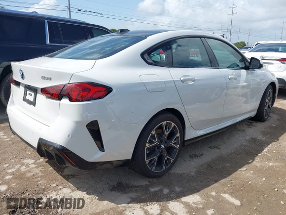 2025 BMW 2 Series 228 xDrive z VIN WBA23GG06S7S55337, wystawiony jako IAAI lot #42537114 z przebiegiem 5 917 mil mil oraz . Historia ofert i sprzedaży dostępna na DreamBid. Obrazek 4.