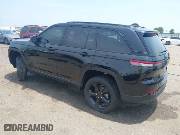 2023 Jeep Grand Cherokee Laredo z VIN 1C4RJGAG7PC648078, wystawiony jako IAAI lot #42474047 z przebiegiem 25 663 mil mil oraz . Historia ofert i sprzedaży dostępna na DreamBid. Obrazek 3.