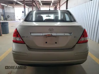 2009 Nissan Versa S z VIN 3N1BC11E69L406027, wystawiony jako Copart lot #50904135 z przebiegiem 163 718 mil mil oraz Szkoda całkowita • Salvage title. Historia ofert i sprzedaży dostępna na DreamBid. Obrazek 6.