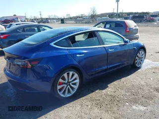 2018 Tesla Model 3 Long Range Battery z VIN 5YJ3E1EB5JF180030, wystawiony jako IAAI lot #41897617 z przebiegiem 89 557 mil mil oraz . Historia ofert i sprzedaży dostępna na DreamBid. Obrazek 4.