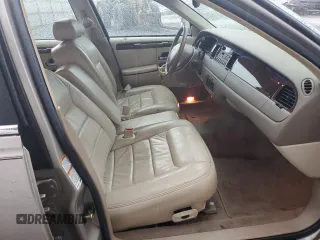 2000 Lincoln Town Car Signature with VIN 1LNHM82W2YY770068, listed as a Copart auction lot 44062385 with 109,941 mi miles and Salvage title. Bid and sale history available at DreamBid. Image 7.