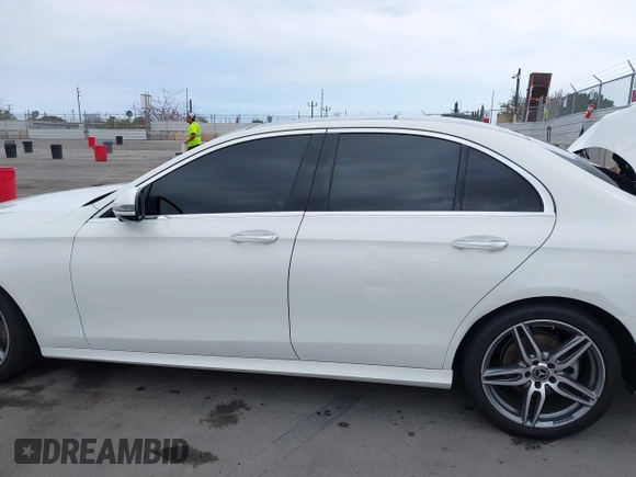 2019 Mercedes-Benz E 300 z VIN WDDZF4JB9KA611936, wystawiony jako IAAI lot #42101144 z przebiegiem 82 805 mil mil oraz . Historia ofert i sprzedaży dostępna na DreamBid. Obrazek 14.