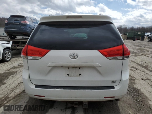 2012 Toyota Sienna XLE z VIN 5TDDK3DC6CS043440, wystawiony jako Copart lot #50408865 z przebiegiem 229 239 mil mil oraz Szkoda całkowita • Salvage title. Historia ofert i sprzedaży dostępna na DreamBid. Obrazek 6.