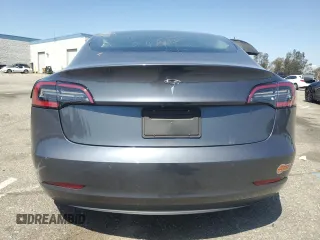 2020 Tesla Model 3 Standard Range Plus z VIN 5YJ3E1EA5LF644296, wystawiony jako Copart lot #56953645 z przebiegiem 89 356 mil mil oraz Szkoda całkowita • Salvage title. Historia ofert i sprzedaży dostępna na DreamBid. Obrazek 6.