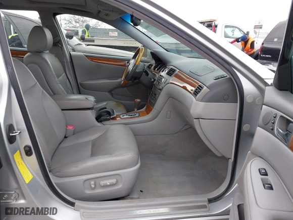 2006 Lexus ES 330 with VIN JTHBA30G165163156, listed as a IAAI auction lot 42104066 with 205,480 mi miles. Bid and sale history available at carsss.com. Image 5.