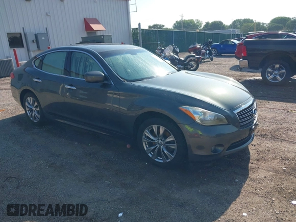 2013 Infiniti M z VIN JN1BY1AR5DM603855, wystawiony jako IAAI lot #42454181 z przebiegiem 130 409 mil mil oraz . Historia ofert i sprzedaży dostępna na DreamBid. Obrazek 1.